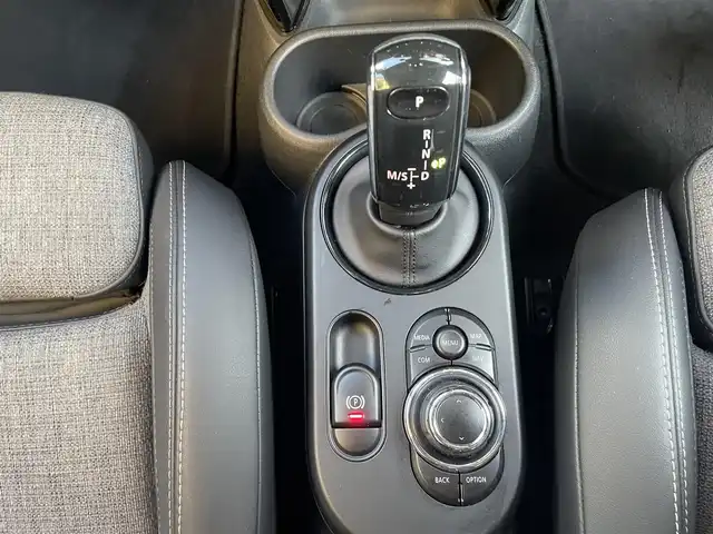 ＭＩＮＩ ＢＭＷ ミニ クーパー S クラシックトリム 東京都 2021(令3)年 0.9万km グレーⅡ 登録時走行8224km/ワンオーナー/クラシックトリム/・ブラックルーフ/ブラックドアミラー/・17インチブラック塗装AW/・アンビエントライト/・ハーフレザーシート（合皮）/ボンネットストライプ/インテリジェントセーフティ/アクティブクルーズコントロール/純正HDDナビ/社外地デジチューナー/バックカメラ/ルームミラー内蔵ETC/360度ドライブレコーダー/LEDライト/スマートキー/パーキングアシスト/R4.5.6年記録簿/保証書・取説/スペアキー