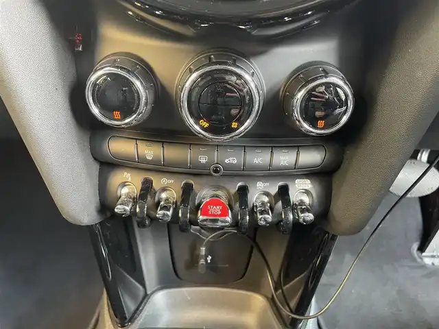 ＭＩＮＩ ＢＭＷ ミニ クーパー S クラシックトリム 東京都 2021(令3)年 0.9万km グレーⅡ 登録時走行8224km/ワンオーナー/クラシックトリム/・ブラックルーフ/ブラックドアミラー/・17インチブラック塗装AW/・アンビエントライト/・ハーフレザーシート（合皮）/ボンネットストライプ/インテリジェントセーフティ/アクティブクルーズコントロール/純正HDDナビ/社外地デジチューナー/バックカメラ/ルームミラー内蔵ETC/360度ドライブレコーダー/LEDライト/スマートキー/パーキングアシスト/R4.5.6年記録簿/保証書・取説/スペアキー