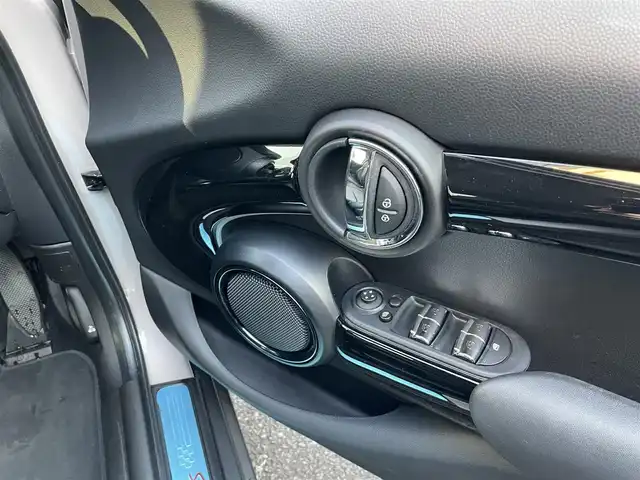 ＭＩＮＩ ＢＭＷ ミニ クーパー S クラシックトリム 東京都 2021(令3)年 0.9万km グレーⅡ 登録時走行8224km/ワンオーナー/クラシックトリム/・ブラックルーフ/ブラックドアミラー/・17インチブラック塗装AW/・アンビエントライト/・ハーフレザーシート（合皮）/ボンネットストライプ/インテリジェントセーフティ/アクティブクルーズコントロール/純正HDDナビ/社外地デジチューナー/バックカメラ/ルームミラー内蔵ETC/360度ドライブレコーダー/LEDライト/スマートキー/パーキングアシスト/R4.5.6年記録簿/保証書・取説/スペアキー
