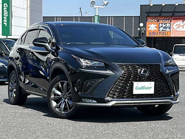 レクサス ＮＸ 300h Fスポーツ 千葉県 2018(平30)年 5.7万km グラファイトブラックガラスフレーク Lexus Safety System +/・プリクラッシュセーフティシステム/・レーンディパーチャーアラート＆キーピングアシスト/・オートマチック＆アダプティブハイビームシステム/・レーダークルーズコントロール/サンルーフ/シートヒーター/シートベンチレーション/パワーシート/シートメモリー/純正SDナビ/CD/DVD/SD/Bluetooth/フルセグTV/Miracast/全方位モニター/ビルトインETC2.0/ヘッドアップディスプレイ/ブラインドスポットモニター/電動リアゲート/クリアランスソナー/純正18インチAW/ステアリングヒーター/アイドリングストップ/革巻きステアリング/ステアリングスイッチ/パドルシフト/3眼LEDヘッドライト/フォグランプ/オートライト/オートリトラクタブルミラー/ウインカーミラー/純正フロアマット/スペアキー/カードキー