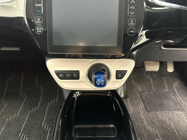トヨタ プリウス ＰＨＶ A 兵庫県 2017(平29)年 4.8万km ホワイトパールクリスタルシャイン メーカー11インチナビゲーション/（Bluetooth/フルセグ/USB）/バックカメラ/純正ビルトインETC2.0/社外ドライブレコーダー/トヨタセーフティセンス/・プリクラッシュセーフティ/・レーンディパーチャーアラート/・レーダークルーズコントロール/・アダプティブハイビーム/・ブラインドスポットモニター/・インテリジェントクリアランスソナー/シートヒーター（D/N席）/LEDヘッドライト/LEDフォグランプ/純正15インチアルミホイール/純正フロアマット/純正ドアバイザー