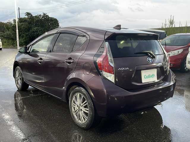 トヨタ アクア S 新潟県 2016(平28)年 10.2万km ディープアメジストマイカメタリック 純正HDDナビ/（BT／AM／FM〉/プッシュスタート/フルセグTV/バックカメラ/シートヒーター（運転席＋助手席）/オートライト/スペアキー/シガーソケット/ドアバイザー/電動格納自動ミラー/保証書/取り扱い説明書