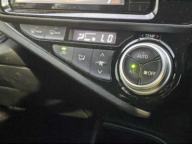 トヨタ アクア S 新潟県 2016(平28)年 10.2万km ディープアメジストマイカメタリック 純正HDDナビ/（BT／AM／FM〉/プッシュスタート/フルセグTV/バックカメラ/シートヒーター（運転席＋助手席）/オートライト/スペアキー/シガーソケット/ドアバイザー/電動格納自動ミラー/保証書/取り扱い説明書