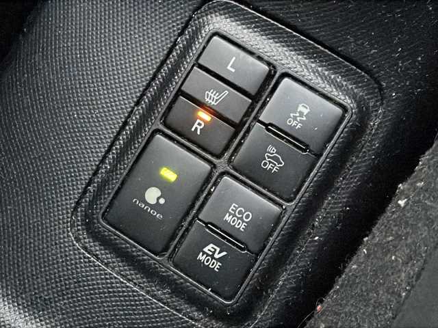 トヨタ アクア S 新潟県 2016(平28)年 10.2万km ディープアメジストマイカメタリック 純正HDDナビ/（BT／AM／FM〉/プッシュスタート/フルセグTV/バックカメラ/シートヒーター（運転席＋助手席）/オートライト/スペアキー/シガーソケット/ドアバイザー/電動格納自動ミラー/保証書/取り扱い説明書