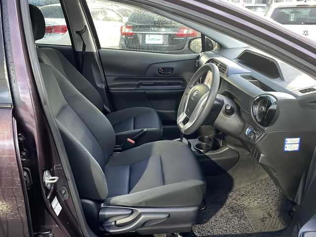 トヨタ アクア S 新潟県 2016(平28)年 10.2万km ディープアメジストマイカメタリック 純正HDDナビ/（BT／AM／FM〉/プッシュスタート/フルセグTV/バックカメラ/シートヒーター（運転席＋助手席）/オートライト/スペアキー/シガーソケット/ドアバイザー/電動格納自動ミラー/保証書/取り扱い説明書