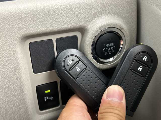 トヨタ パッソ X Lパッケージ S 三重県 2021(令3)年 2.5万km ブライトシルバーM /禁煙車//純正ナビ//Bluetooth/AM/FM/CD/DVD/USB/フルセグ//オートライト//オートハイビーム//プリクラッシュセーフティ//ステアリングスイッチ//バックモニター//フルオートエアコン//電動格納ミラー//プッシュスタート//スペアキー//ETC