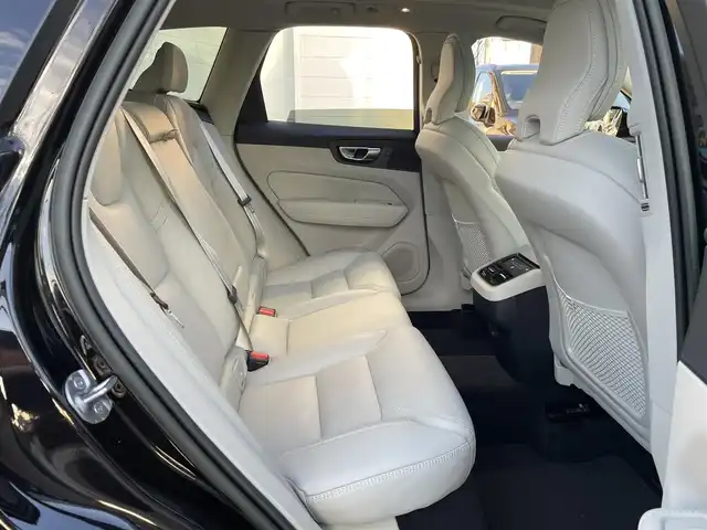 ボルボ ボルボ ＸＣ６０ アルティメット B5 AWD 神奈川県 2022(令4)年 1万km オニキスブラックP ワンオーナー/Google Apps and Services/ 　・Google マップ/　 ・Apple Car Play/　 ・Android Auto/　 ・Bluetooth/ナッパーレザーシート/シートヒーター/エアシート/前席パワーシート/電動パノラマサンルーフ/ハーマンカードンオーディオ/衝突回避・被害軽減ブレーキ/パイロットアシスト/アダプティブクルーズコントロール/ブラインドスポットモニター/360°ビューカメラ/置くだけ充電/ETC車載器/スマートキー×2/保証書/取扱説明書