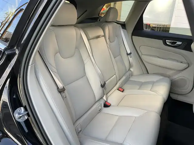 ボルボ ボルボ ＸＣ６０ アルティメット B5 AWD 神奈川県 2022(令4)年 1万km オニキスブラックP ワンオーナー/Google Apps and Services/ 　・Google マップ/　 ・Apple Car Play/　 ・Android Auto/　 ・Bluetooth/ナッパーレザーシート/シートヒーター/エアシート/前席パワーシート/電動パノラマサンルーフ/ハーマンカードンオーディオ/衝突回避・被害軽減ブレーキ/パイロットアシスト/アダプティブクルーズコントロール/ブラインドスポットモニター/360°ビューカメラ/置くだけ充電/ETC車載器/スマートキー×2/保証書/取扱説明書