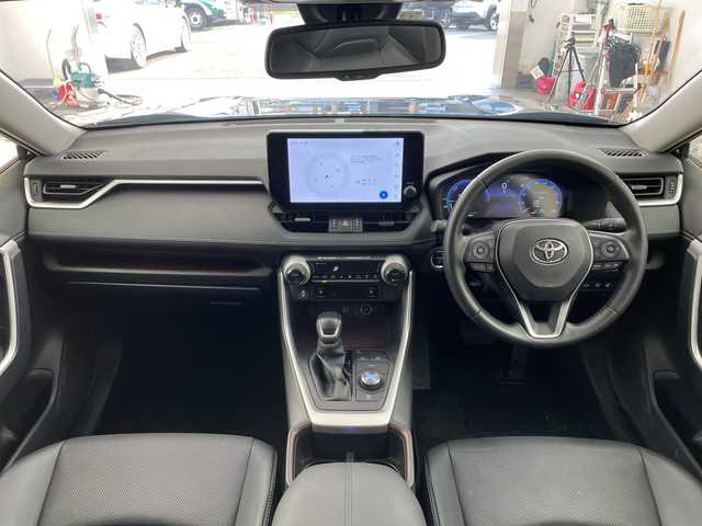 トヨタ ＲＡＶ４ ハイブリットG 兵庫県 2022(令4)年 5.7万km アティチュードブラックマイカ ・純正10.5インチディスプレイオーディオ/・Bluetooth接続/・フルセグTV/・AppleCarPlay/AndroidAuto/・パノラミックビューモニター/・運転席メモリー付きパワーシート/・前席シートヒーター/・前席ベンチレーション/・ステアリングヒーター/・パワーバックドア/・ビルトインETC2.0/・スマートキー/・LEDフォグランプ/・LEDヘッドランプ/・レザーシート/・ルーフレール/・トヨタセーフティセンス/・プリクラッシュセーフティ/・レーントレーシングアシスト/・レーダークルーズコントロール/・オートマチックハイビーム/・ロードサインアシスト/・パーキングサポートブレーキ/・ブラインドスポットモニター/・先行車発進告知/・ドライブスタートコントロール/・nanoeX/・クリアランスソナー/・自動防眩ミラー/・純正フロアマット/・18インチ純正アルミホイール/・保証書