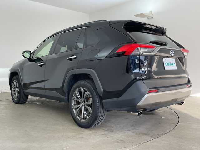トヨタ ＲＡＶ４ ハイブリットG 兵庫県 2022(令4)年 5.7万km アティチュードブラックマイカ ・純正10.5インチディスプレイオーディオ/・Bluetooth接続/・フルセグTV/・AppleCarPlay/AndroidAuto/・パノラミックビューモニター/・運転席メモリー付きパワーシート/・前席シートヒーター/・前席ベンチレーション/・ステアリングヒーター/・パワーバックドア/・ビルトインETC2.0/・スマートキー/・LEDフォグランプ/・LEDヘッドランプ/・レザーシート/・ルーフレール/・トヨタセーフティセンス/・プリクラッシュセーフティ/・レーントレーシングアシスト/・レーダークルーズコントロール/・オートマチックハイビーム/・ロードサインアシスト/・パーキングサポートブレーキ/・ブラインドスポットモニター/・先行車発進告知/・ドライブスタートコントロール/・nanoeX/・クリアランスソナー/・自動防眩ミラー/・純正フロアマット/・18インチ純正アルミホイール/・保証書