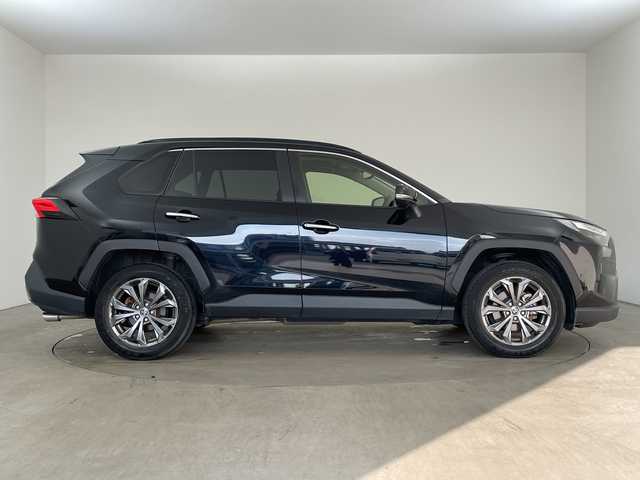 トヨタ ＲＡＶ４ ハイブリットG 兵庫県 2022(令4)年 5.7万km アティチュードブラックマイカ ・純正10.5インチディスプレイオーディオ/・Bluetooth接続/・フルセグTV/・AppleCarPlay/AndroidAuto/・パノラミックビューモニター/・運転席メモリー付きパワーシート/・前席シートヒーター/・前席ベンチレーション/・ステアリングヒーター/・パワーバックドア/・ビルトインETC2.0/・スマートキー/・LEDフォグランプ/・LEDヘッドランプ/・レザーシート/・ルーフレール/・トヨタセーフティセンス/・プリクラッシュセーフティ/・レーントレーシングアシスト/・レーダークルーズコントロール/・オートマチックハイビーム/・ロードサインアシスト/・パーキングサポートブレーキ/・ブラインドスポットモニター/・先行車発進告知/・ドライブスタートコントロール/・nanoeX/・クリアランスソナー/・自動防眩ミラー/・純正フロアマット/・18インチ純正アルミホイール/・保証書
