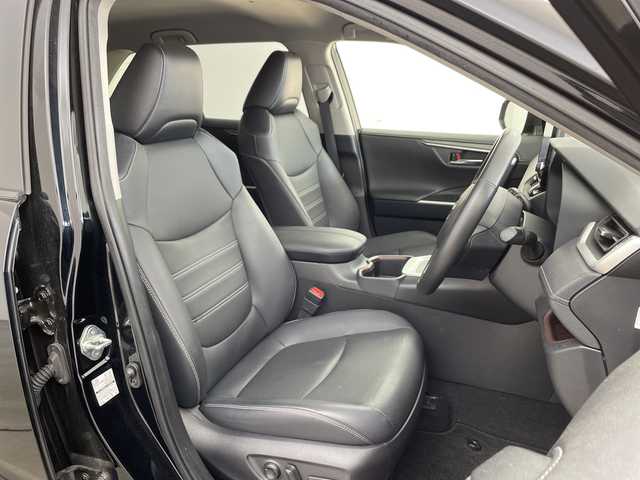 トヨタ ＲＡＶ４ ハイブリットG 兵庫県 2022(令4)年 5.7万km アティチュードブラックマイカ ・純正10.5インチディスプレイオーディオ/・Bluetooth接続/・フルセグTV/・AppleCarPlay/AndroidAuto/・パノラミックビューモニター/・運転席メモリー付きパワーシート/・前席シートヒーター/・前席ベンチレーション/・ステアリングヒーター/・パワーバックドア/・ビルトインETC2.0/・スマートキー/・LEDフォグランプ/・LEDヘッドランプ/・レザーシート/・ルーフレール/・トヨタセーフティセンス/・プリクラッシュセーフティ/・レーントレーシングアシスト/・レーダークルーズコントロール/・オートマチックハイビーム/・ロードサインアシスト/・パーキングサポートブレーキ/・ブラインドスポットモニター/・先行車発進告知/・ドライブスタートコントロール/・nanoeX/・クリアランスソナー/・自動防眩ミラー/・純正フロアマット/・18インチ純正アルミホイール/・保証書