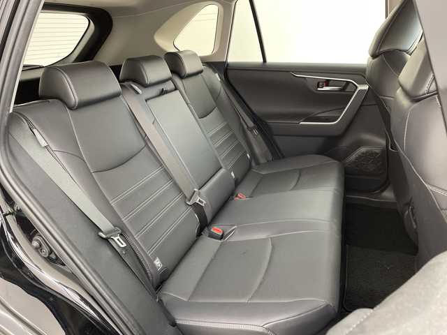 トヨタ ＲＡＶ４ ハイブリットG 兵庫県 2022(令4)年 5.7万km アティチュードブラックマイカ ・純正10.5インチディスプレイオーディオ/・Bluetooth接続/・フルセグTV/・AppleCarPlay/AndroidAuto/・パノラミックビューモニター/・運転席メモリー付きパワーシート/・前席シートヒーター/・前席ベンチレーション/・ステアリングヒーター/・パワーバックドア/・ビルトインETC2.0/・スマートキー/・LEDフォグランプ/・LEDヘッドランプ/・レザーシート/・ルーフレール/・トヨタセーフティセンス/・プリクラッシュセーフティ/・レーントレーシングアシスト/・レーダークルーズコントロール/・オートマチックハイビーム/・ロードサインアシスト/・パーキングサポートブレーキ/・ブラインドスポットモニター/・先行車発進告知/・ドライブスタートコントロール/・nanoeX/・クリアランスソナー/・自動防眩ミラー/・純正フロアマット/・18インチ純正アルミホイール/・保証書