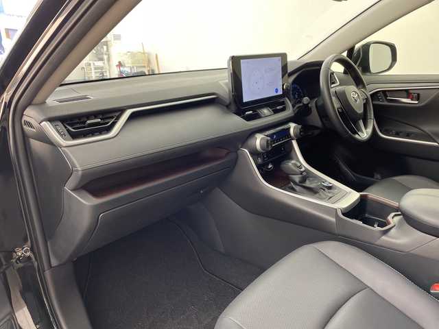 トヨタ ＲＡＶ４ ハイブリットG 兵庫県 2022(令4)年 5.7万km アティチュードブラックマイカ ・純正10.5インチディスプレイオーディオ/・Bluetooth接続/・フルセグTV/・AppleCarPlay/AndroidAuto/・パノラミックビューモニター/・運転席メモリー付きパワーシート/・前席シートヒーター/・前席ベンチレーション/・ステアリングヒーター/・パワーバックドア/・ビルトインETC2.0/・スマートキー/・LEDフォグランプ/・LEDヘッドランプ/・レザーシート/・ルーフレール/・トヨタセーフティセンス/・プリクラッシュセーフティ/・レーントレーシングアシスト/・レーダークルーズコントロール/・オートマチックハイビーム/・ロードサインアシスト/・パーキングサポートブレーキ/・ブラインドスポットモニター/・先行車発進告知/・ドライブスタートコントロール/・nanoeX/・クリアランスソナー/・自動防眩ミラー/・純正フロアマット/・18インチ純正アルミホイール/・保証書