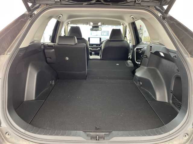 トヨタ ＲＡＶ４ ハイブリットG 兵庫県 2022(令4)年 5.7万km アティチュードブラックマイカ ・純正10.5インチディスプレイオーディオ/・Bluetooth接続/・フルセグTV/・AppleCarPlay/AndroidAuto/・パノラミックビューモニター/・運転席メモリー付きパワーシート/・前席シートヒーター/・前席ベンチレーション/・ステアリングヒーター/・パワーバックドア/・ビルトインETC2.0/・スマートキー/・LEDフォグランプ/・LEDヘッドランプ/・レザーシート/・ルーフレール/・トヨタセーフティセンス/・プリクラッシュセーフティ/・レーントレーシングアシスト/・レーダークルーズコントロール/・オートマチックハイビーム/・ロードサインアシスト/・パーキングサポートブレーキ/・ブラインドスポットモニター/・先行車発進告知/・ドライブスタートコントロール/・nanoeX/・クリアランスソナー/・自動防眩ミラー/・純正フロアマット/・18インチ純正アルミホイール/・保証書