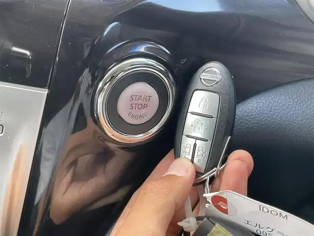 日産 エルグランド 250HWS S アーバンクロム 千葉県 2018(平30)年 4.4万km ブリリアントホワイトパール 社外ナビ(Bluetooth/CD/DVD/SD/USB/フルセグ)/バックカメラ/横滑り防止装置/クルーズコントロール/LEDヘッドライト/オートライト/両側パワースライドドア/ハーフレザーシート/ETC/純正18インチアルミホイール/純正フロアマット/オットマン/リアサンシェード/ステアリングスイッチ/電動格納ミラー/スペアキー1本/取扱説明書/保証書