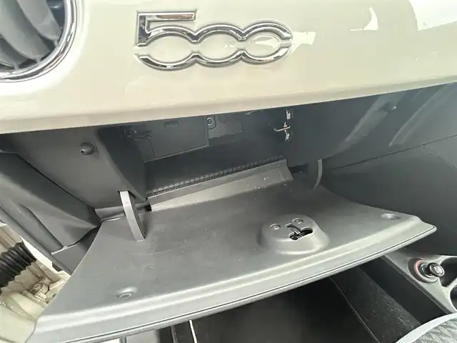 フィアット ５００ 静岡県 2016(平28)年 5.9万km 白 ・Bluetooth接続/・社外ナビゲーション/・DVD再生機能付き/・フルセグTV/・AUX接続/・USB入力端子/・純正フロアマット/・横滑り防止装置/・W＋サイドエアバッグ/・純正14インチAW