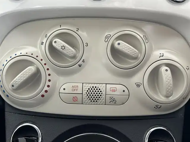 フィアット ５００ 静岡県 2016(平28)年 5.9万km 白 ・Bluetooth接続/・社外ナビゲーション/・DVD再生機能付き/・フルセグTV/・AUX接続/・USB入力端子/・純正フロアマット/・横滑り防止装置/・W＋サイドエアバッグ/・純正14インチAW