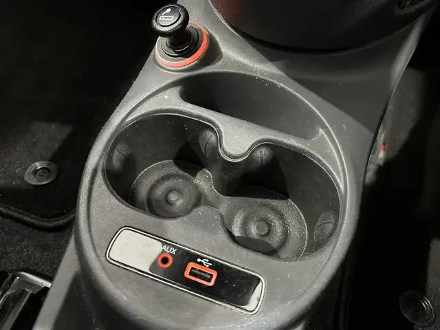 フィアット ５００ 静岡県 2016(平28)年 5.9万km 白 ・Bluetooth接続/・社外ナビゲーション/・DVD再生機能付き/・フルセグTV/・AUX接続/・USB入力端子/・純正フロアマット/・横滑り防止装置/・W＋サイドエアバッグ/・純正14インチAW