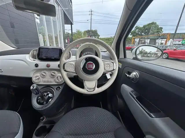 フィアット ５００ 静岡県 2016(平28)年 5.9万km 白 ・Bluetooth接続/・社外ナビゲーション/・DVD再生機能付き/・フルセグTV/・AUX接続/・USB入力端子/・純正フロアマット/・横滑り防止装置/・W＋サイドエアバッグ/・純正14インチAW