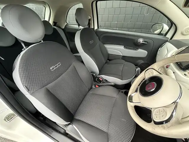 フィアット ５００ 静岡県 2016(平28)年 5.9万km 白 ・Bluetooth接続/・社外ナビゲーション/・DVD再生機能付き/・フルセグTV/・AUX接続/・USB入力端子/・純正フロアマット/・横滑り防止装置/・W＋サイドエアバッグ/・純正14インチAW