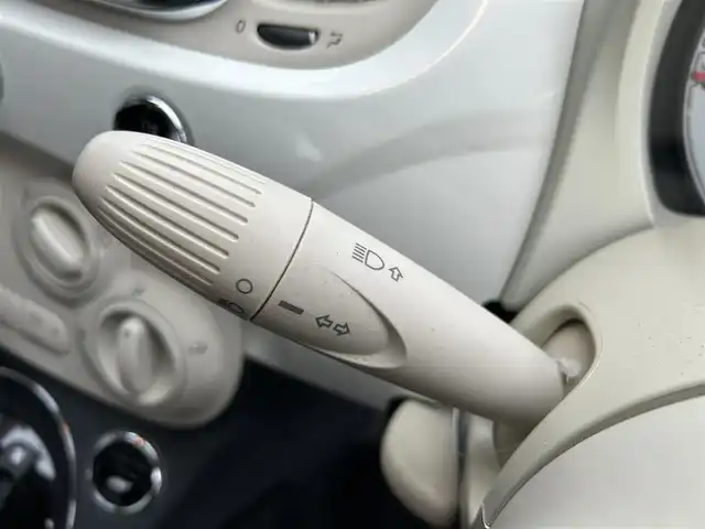 フィアット ５００ 静岡県 2016(平28)年 5.9万km 白 ・Bluetooth接続/・社外ナビゲーション/・DVD再生機能付き/・フルセグTV/・AUX接続/・USB入力端子/・純正フロアマット/・横滑り防止装置/・W＋サイドエアバッグ/・純正14インチAW