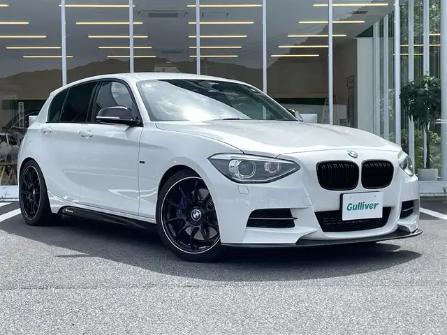 ＢＭＷ Ｍ１３５ｉ 愛媛県 2015(平27)年 5.1万km アルピンホワイトⅢ ビルシュタイン車高調/カーボンリップスポイラー/カーボンリアディフューザー/アドバンレーシング18インチアルミ/GruppeM ラムエアシステム/arc タワーバー/arc スタビライザー/純正HDDナビ/Bluetooth/DVD/USB/MSV/前席パワーシート（メモリ付）/バックカメラ /リアクリアランスソナー /ビルトインETC