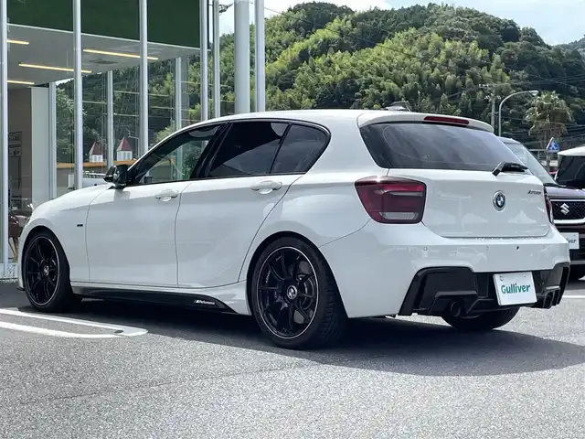 ＢＭＷ Ｍ１３５ｉ 愛媛県 2015(平27)年 5.1万km アルピンホワイトⅢ ビルシュタイン車高調/カーボンリップスポイラー/カーボンリアディフューザー/アドバンレーシング18インチアルミ/GruppeM ラムエアシステム/arc タワーバー/arc スタビライザー/純正HDDナビ/Bluetooth/DVD/USB/MSV/前席パワーシート（メモリ付）/バックカメラ /リアクリアランスソナー /ビルトインETC