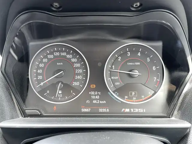 ＢＭＷ Ｍ１３５ｉ 愛媛県 2015(平27)年 5.1万km アルピンホワイトⅢ ビルシュタイン車高調/カーボンリップスポイラー/カーボンリアディフューザー/アドバンレーシング18インチアルミ/GruppeM ラムエアシステム/arc タワーバー/arc スタビライザー/純正HDDナビ/Bluetooth/DVD/USB/MSV/前席パワーシート（メモリ付）/バックカメラ /リアクリアランスソナー /ビルトインETC