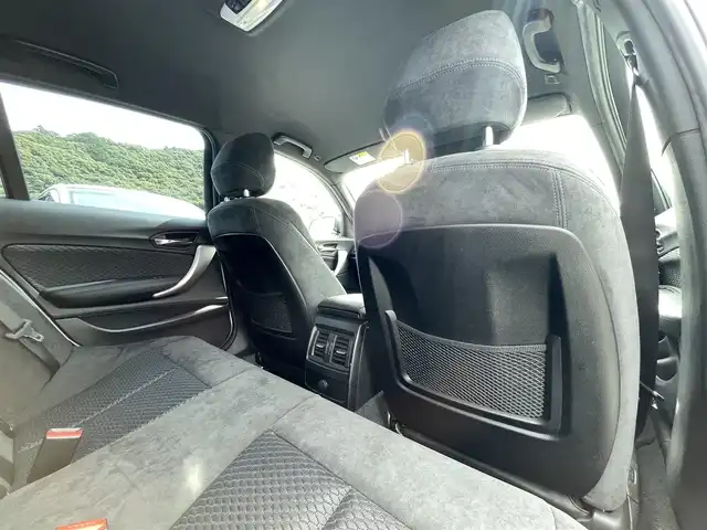 ＢＭＷ Ｍ１３５ｉ 愛媛県 2015(平27)年 5.1万km アルピンホワイトⅢ ビルシュタイン車高調/カーボンリップスポイラー/カーボンリアディフューザー/アドバンレーシング18インチアルミ/GruppeM ラムエアシステム/arc タワーバー/arc スタビライザー/純正HDDナビ/Bluetooth/DVD/USB/MSV/前席パワーシート（メモリ付）/バックカメラ /リアクリアランスソナー /ビルトインETC