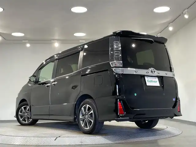 トヨタ ヴォクシー ZS 煌Ⅲ 愛知県 2021(令3)年 4.1万km ブラック 純正9インチナビ/トヨタセーフティセンス/衝突軽減ブレーキ/両側電動スライドドア/ビルトインETC/LEDヘッドライト/バックカメラ/クルーズコントロール/フルセグTV/Bluetooth/コーナーセンサー/レーンキープアシスト/オートハイビーム/プッシュスタート/スマートキー/スペアキー/CD/DVD再生/アイドリングストップ/ミュージックサーバー/純正フロアマット/純正アルミホイール/オートライト/禁煙車/7人乗り/後期モデル/ハーフレザーシート/ウィンカーミラー/電動格納ミラー/フォグランプ/シートバックテーブル/ステアリングリモコン/パーキングサポートブレーキ/先行車発進告知/Wエアコン/ISOFIX
