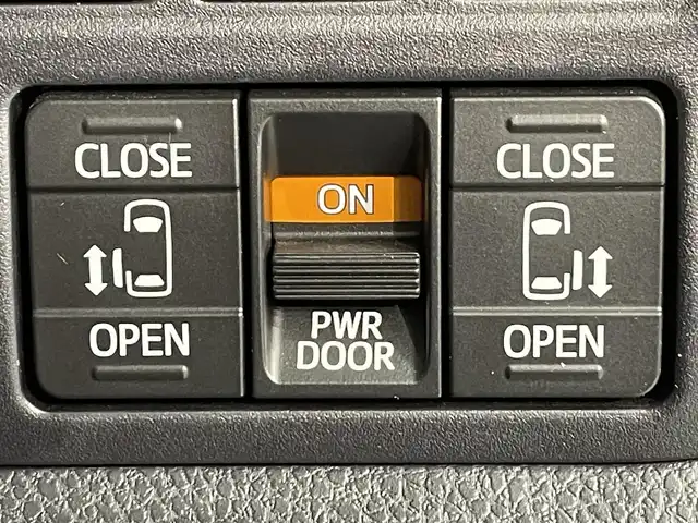 トヨタ ヴォクシー ZS 煌Ⅲ 愛知県 2021(令3)年 4.1万km ブラック 純正9インチナビ/トヨタセーフティセンス/衝突軽減ブレーキ/両側電動スライドドア/ビルトインETC/LEDヘッドライト/バックカメラ/クルーズコントロール/フルセグTV/Bluetooth/コーナーセンサー/レーンキープアシスト/オートハイビーム/プッシュスタート/スマートキー/スペアキー/CD/DVD再生/アイドリングストップ/ミュージックサーバー/純正フロアマット/純正アルミホイール/オートライト/禁煙車/7人乗り/後期モデル/ハーフレザーシート/ウィンカーミラー/電動格納ミラー/フォグランプ/シートバックテーブル/ステアリングリモコン/パーキングサポートブレーキ/先行車発進告知/Wエアコン/ISOFIX