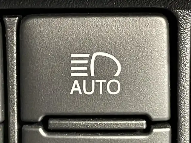 トヨタ ヴォクシー ZS 煌Ⅲ 愛知県 2021(令3)年 4.1万km ブラック 純正9インチナビ/トヨタセーフティセンス/衝突軽減ブレーキ/両側電動スライドドア/ビルトインETC/LEDヘッドライト/バックカメラ/クルーズコントロール/フルセグTV/Bluetooth/コーナーセンサー/レーンキープアシスト/オートハイビーム/プッシュスタート/スマートキー/スペアキー/CD/DVD再生/アイドリングストップ/ミュージックサーバー/純正フロアマット/純正アルミホイール/オートライト/禁煙車/7人乗り/後期モデル/ハーフレザーシート/ウィンカーミラー/電動格納ミラー/フォグランプ/シートバックテーブル/ステアリングリモコン/パーキングサポートブレーキ/先行車発進告知/Wエアコン/ISOFIX