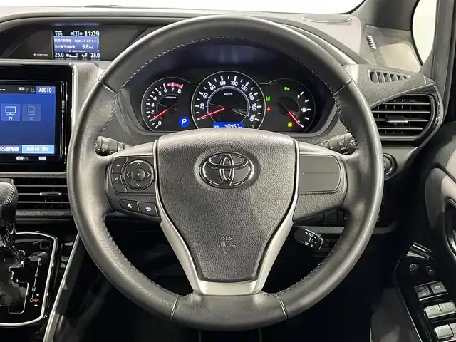 トヨタ ヴォクシー ZS 煌Ⅲ 愛知県 2021(令3)年 4.1万km ブラック 純正9インチナビ/トヨタセーフティセンス/衝突軽減ブレーキ/両側電動スライドドア/ビルトインETC/LEDヘッドライト/バックカメラ/クルーズコントロール/フルセグTV/Bluetooth/コーナーセンサー/レーンキープアシスト/オートハイビーム/プッシュスタート/スマートキー/スペアキー/CD/DVD再生/アイドリングストップ/ミュージックサーバー/純正フロアマット/純正アルミホイール/オートライト/禁煙車/7人乗り/後期モデル/ハーフレザーシート/ウィンカーミラー/電動格納ミラー/フォグランプ/シートバックテーブル/ステアリングリモコン/パーキングサポートブレーキ/先行車発進告知/Wエアコン/ISOFIX