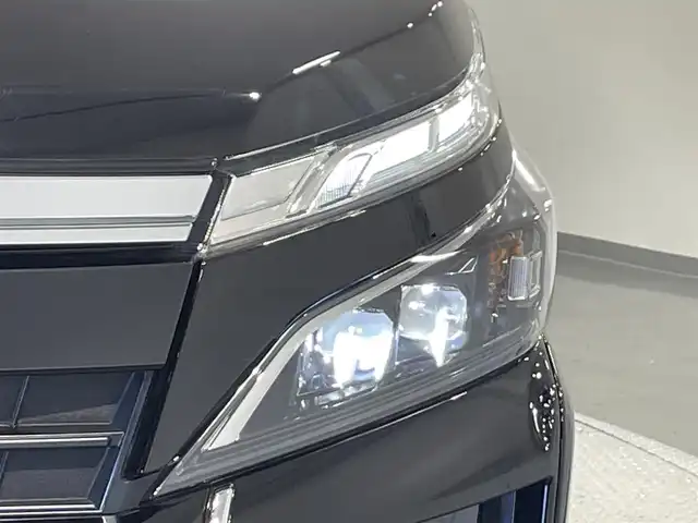 トヨタ ヴォクシー ZS 煌Ⅲ 愛知県 2021(令3)年 4.1万km ブラック 純正9インチナビ/トヨタセーフティセンス/衝突軽減ブレーキ/両側電動スライドドア/ビルトインETC/LEDヘッドライト/バックカメラ/クルーズコントロール/フルセグTV/Bluetooth/コーナーセンサー/レーンキープアシスト/オートハイビーム/プッシュスタート/スマートキー/スペアキー/CD/DVD再生/アイドリングストップ/ミュージックサーバー/純正フロアマット/純正アルミホイール/オートライト/禁煙車/7人乗り/後期モデル/ハーフレザーシート/ウィンカーミラー/電動格納ミラー/フォグランプ/シートバックテーブル/ステアリングリモコン/パーキングサポートブレーキ/先行車発進告知/Wエアコン/ISOFIX