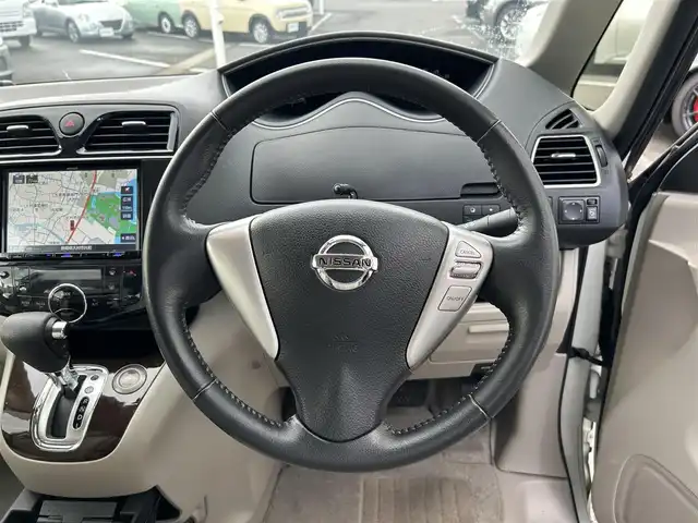 日産 セレナ 20G Sハイブリッド 長崎県 2013(平25)年 9.7万km ブリリアントホワイトパール 社外８インチSDナビ/CD/BT/ワンセグTV/バックカメラ/クルーズコントロール/両側パワースライドドア/ETC/アイドリングストップ/ロールサンシェード/ドライブレコーダー（前後）/純正１５インチホイール