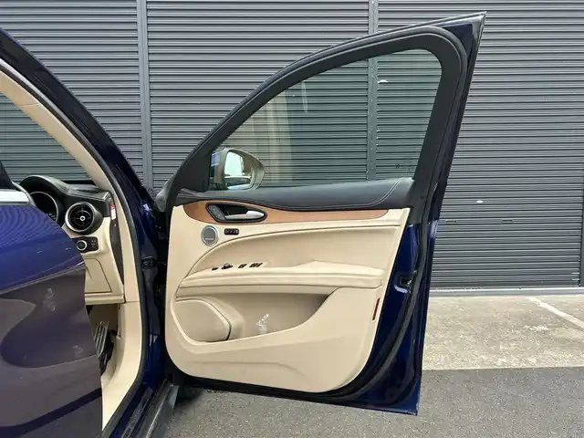 アルファロメオ ステルヴィオ 2.0ターボ Q4 ラグジュアリーパッケージ 茨城県 2019(平31)年 4.4万km 青 ワンオーナー　/ｈａｒｍａｎ／ｋａｒｄｏｎ　/衝突軽減Ｂ　/ＡＣＣ　/ＬＫＡ　/ＢＳＭ　/Ｂカメラ　/パークセンサー　/ベージュ革　/シートヒーター　/Ｍ付ＰＷシート/ステアリングヒーター　/ＰＷテールゲート　/ＣａｒＰｌａｙ/BT/USB　/前後ドラレコ　/ＥＴＣ/禁煙車