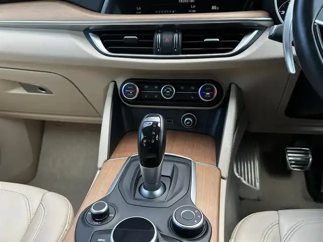アルファロメオ ステルヴィオ 2.0ターボ Q4 ラグジュアリーパッケージ 茨城県 2019(平31)年 4.4万km 青 ワンオーナー　/ｈａｒｍａｎ／ｋａｒｄｏｎ　/衝突軽減Ｂ　/ＡＣＣ　/ＬＫＡ　/ＢＳＭ　/Ｂカメラ　/パークセンサー　/ベージュ革　/シートヒーター　/Ｍ付ＰＷシート/ステアリングヒーター　/ＰＷテールゲート　/ＣａｒＰｌａｙ/BT/USB　/前後ドラレコ　/ＥＴＣ/禁煙車