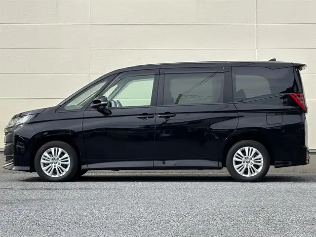 トヨタ ノア S－G 茨城県 2023(令5)年 2.6万km アティチュードブラックマイカ 純正メモリナビ(AM/FM/TV/Miracast/HDMI)/バックカメラ/クルーズコントロール/両側パワースライドドア/ビルトインETC2.0/LEDヘッドライト/フルセグTV/後席モニター/W(後席)エアコン/前後コーナーセンサー/レーンキープアシスト/オートライト/W+サイドエアバック/純正アルミホイール