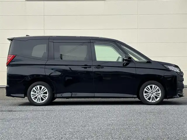 トヨタ ノア S－G 茨城県 2023(令5)年 2.6万km アティチュードブラックマイカ 純正メモリナビ(AM/FM/TV/Miracast/HDMI)/バックカメラ/クルーズコントロール/両側パワースライドドア/ビルトインETC2.0/LEDヘッドライト/フルセグTV/後席モニター/W(後席)エアコン/前後コーナーセンサー/レーンキープアシスト/オートライト/W+サイドエアバック/純正アルミホイール