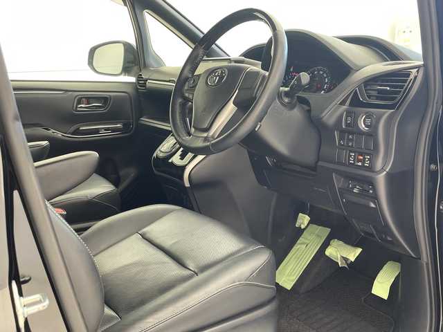 トヨタ エスクァイア Gi 沖縄県 2018(平30)年 3.6万km ブラック アルパイン12.8インチフリップダウンモニター/両側パワースライドドア/前後ドライブレコーダー/ＥＴＣ/ＵＳＢ/トヨタセーフティセンス/・衝突被害軽減ブレーキ (プリクラッシュセーフティ)																																																																									/・車線はみ出しアラート (レーンディパーチャーアラート)																									/・自動ハイビーム (オートマチックハイビーム)	/クルーズコントロール/ステアリングスイッチ																							/ＬＥＤヘッドライト/オートライト/シートヒーター/レザーシート/プッシュスタート/スマートキー/革巻きステアリング