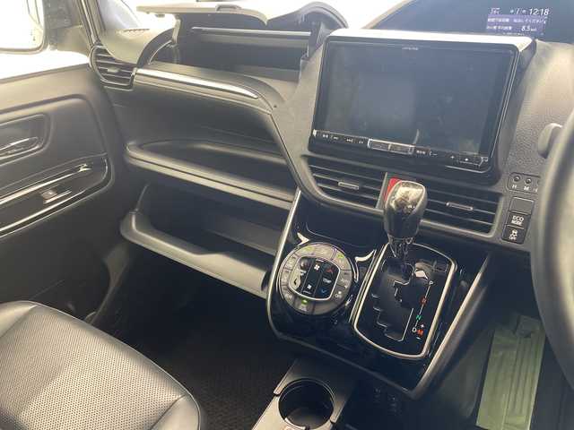 トヨタ エスクァイア Gi 沖縄県 2018(平30)年 3.6万km ブラック アルパイン12.8インチフリップダウンモニター/両側パワースライドドア/前後ドライブレコーダー/ＥＴＣ/ＵＳＢ/トヨタセーフティセンス/・衝突被害軽減ブレーキ (プリクラッシュセーフティ)																																																																									/・車線はみ出しアラート (レーンディパーチャーアラート)																									/・自動ハイビーム (オートマチックハイビーム)	/クルーズコントロール/ステアリングスイッチ																							/ＬＥＤヘッドライト/オートライト/シートヒーター/レザーシート/プッシュスタート/スマートキー/革巻きステアリング