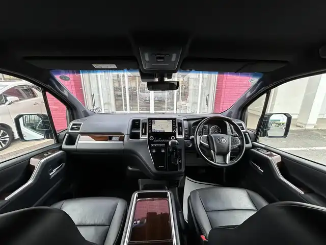 トヨタ グランエース プレミアム 群馬県 2021(令3)年 5.7万km ホワイトパールクリスタルシャイン セーフティセンス/純正フリップダウンモニター/純正8インチディスプレイオーディオ（ナビ機能付き）/　　CD/DVD/BT/USB/Miracast/パノラミックビューモニター/両側パワースライドドア/レーダークルーズコントロール/LEDオートライト/オートハイビーム/レザーシート/全席シートヒーター/全席パワーシート/社外17インチAW/コーナーセンサー/ブラインドスポットモニター/デジタルインナーミラー/レーンアシスト/ステアリングスイッチ/オートリトラクタブルミラー/アイドリングストップ/横滑り防止装置/サイド・カーテンエアバッグ/スマートキー/ビルトインETC2.0