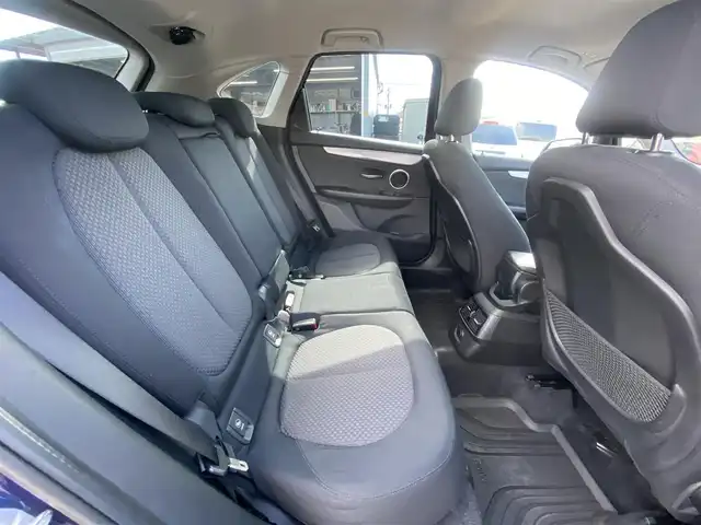 ＢＭＷ ２１８ｉ アクティブツアラー 福岡県 2015(平27)年 7.5万km 紺 ・純正ナビ／ＵＳＢ／Ｂｌｕｅｔｏｏｔｈ／ＣＤ／ＤＶＤ/・バックカメラ/・ＥＴＣ/・純正１６ＡＷ/・プッシュスタート/・アイドリングストップ/・スマートキー/・スペアキー/・レーンキープアシスト/・オートライト/・取扱説明書