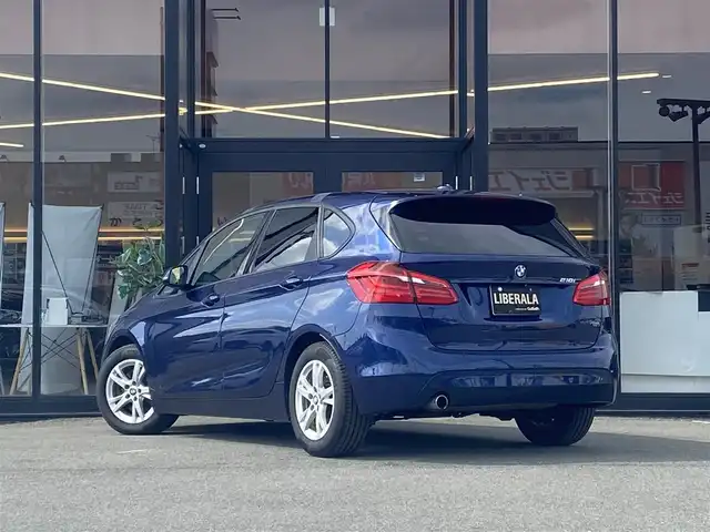 ＢＭＷ ２１８ｉ アクティブツアラー 福岡県 2015(平27)年 7.5万km 紺 ・純正ナビ／ＵＳＢ／Ｂｌｕｅｔｏｏｔｈ／ＣＤ／ＤＶＤ/・バックカメラ/・ＥＴＣ/・純正１６ＡＷ/・プッシュスタート/・アイドリングストップ/・スマートキー/・スペアキー/・レーンキープアシスト/・オートライト/・取扱説明書