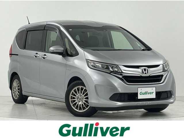 ホンダ フリード ハイブリット G ホンダセンシング 大阪府 2016(平28)年 8.6万km ルナシルバーM ホンダセンシング/　・衝突軽減ブレーキ（CMBS）/　・誤発進抑制機能/　・歩行者事故低減ステアリング/　・路外逸脱抑制機能/　・車線維持支援システム（LKAS）/　・渋滞追従機能付アダプティブクルーズコントロール（ACC）/　・標識認識機能/　・オートハイビーム/純正メモリナビ【CD/DVD/Bluetooth/フルセグ】/両側パワースライドドア/バックカメラ/純正フリップダウンモニター/ビルトインETC/サマータイヤ【車内積み込み】/シートカバー