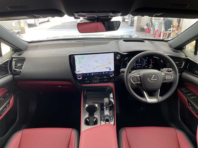 レクサス ＮＸ 350h 兵庫県 2024(令6)年 0.1万km ソニッククロム ・純正14インチディスプレイナビTV・BT・USB・MiraCast/・アラウンドビューモニター/・レーンディパーチャーアラート/・クリアランスソナー/・パーキングサポートブレーキ/・ブラインドスポットモニター/・安心降車アシスト/。リアクロストラフィックアラート/・リアカメラディテクション/・ロードサインアシスト/・プロアクティブドライビングアシスト/・ヘッドアップディスプレイ/・レーダークルーズコントロール/・レーントレーシングアシスト/・赤黒コンビレザーシート/・シートヒーター/・シートベンチレーション/・パワーシート/・パワーバックドア/・ステアリングヒーター/・前後ドライブレコーダー/・ビルトインETC2.0/・パドルシフト/・LEDオートライト/・フォグランプ/・オートマチックハイビーム/・ステアリングリモコン/・オートワイパー/・電子パーキングブレーキ/・ブレーキホールド/・純正18インチアルミホイール/・純正フロアマット/・W+サイドエアバック/・カーテンエアバック/・スマートキー/・プッシュスタート
