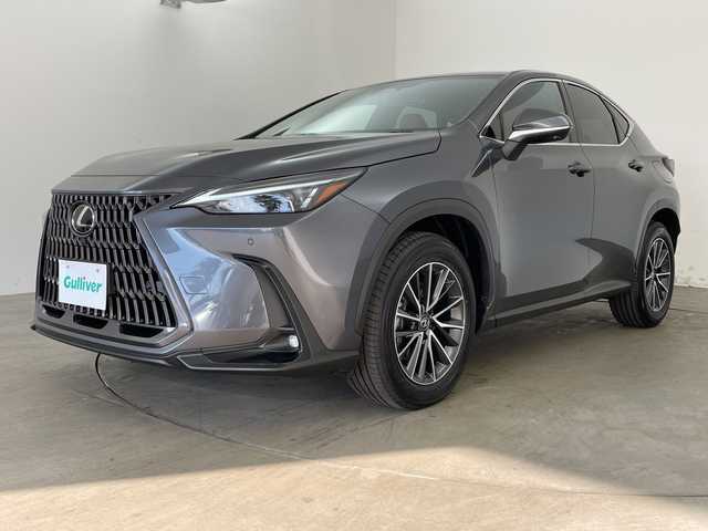 レクサス ＮＸ 350h 兵庫県 2024(令6)年 0.1万km ソニッククロム ・純正14インチディスプレイナビTV・BT・USB・MiraCast/・アラウンドビューモニター/・レーンディパーチャーアラート/・クリアランスソナー/・パーキングサポートブレーキ/・ブラインドスポットモニター/・安心降車アシスト/。リアクロストラフィックアラート/・リアカメラディテクション/・ロードサインアシスト/・プロアクティブドライビングアシスト/・ヘッドアップディスプレイ/・レーダークルーズコントロール/・レーントレーシングアシスト/・赤黒コンビレザーシート/・シートヒーター/・シートベンチレーション/・パワーシート/・パワーバックドア/・ステアリングヒーター/・前後ドライブレコーダー/・ビルトインETC2.0/・パドルシフト/・LEDオートライト/・フォグランプ/・オートマチックハイビーム/・ステアリングリモコン/・オートワイパー/・電子パーキングブレーキ/・ブレーキホールド/・純正18インチアルミホイール/・純正フロアマット/・W+サイドエアバック/・カーテンエアバック/・スマートキー/・プッシュスタート