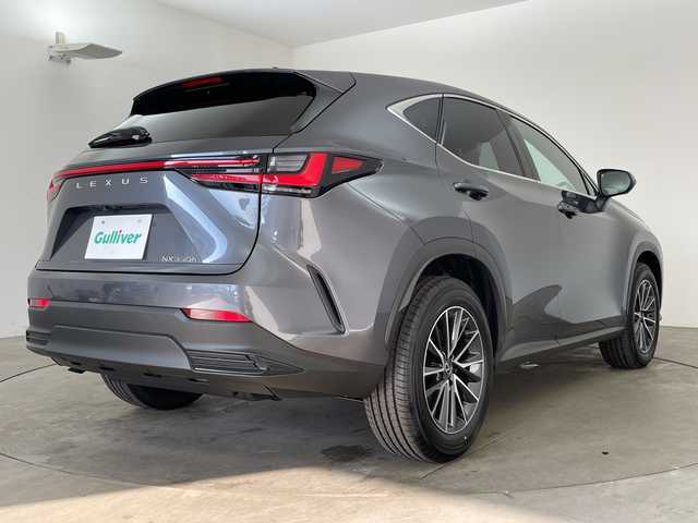 レクサス ＮＸ 350h 兵庫県 2024(令6)年 0.1万km ソニッククロム ・純正14インチディスプレイナビTV・BT・USB・MiraCast/・アラウンドビューモニター/・レーンディパーチャーアラート/・クリアランスソナー/・パーキングサポートブレーキ/・ブラインドスポットモニター/・安心降車アシスト/。リアクロストラフィックアラート/・リアカメラディテクション/・ロードサインアシスト/・プロアクティブドライビングアシスト/・ヘッドアップディスプレイ/・レーダークルーズコントロール/・レーントレーシングアシスト/・赤黒コンビレザーシート/・シートヒーター/・シートベンチレーション/・パワーシート/・パワーバックドア/・ステアリングヒーター/・前後ドライブレコーダー/・ビルトインETC2.0/・パドルシフト/・LEDオートライト/・フォグランプ/・オートマチックハイビーム/・ステアリングリモコン/・オートワイパー/・電子パーキングブレーキ/・ブレーキホールド/・純正18インチアルミホイール/・純正フロアマット/・W+サイドエアバック/・カーテンエアバック/・スマートキー/・プッシュスタート