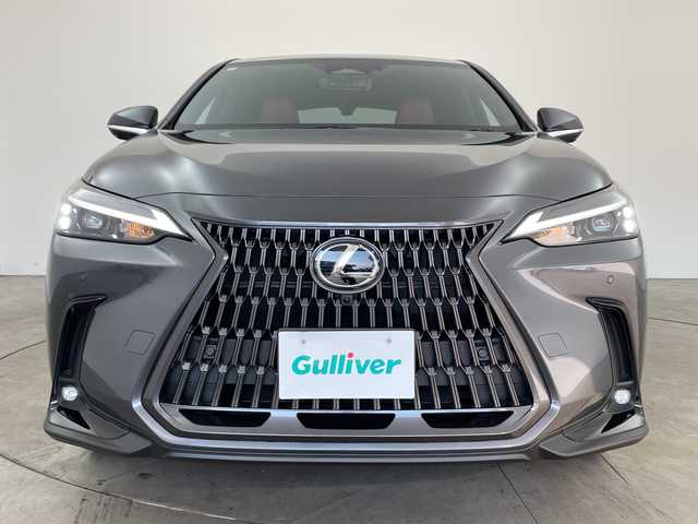 レクサス ＮＸ 350h 兵庫県 2024(令6)年 0.1万km ソニッククロム ・純正14インチディスプレイナビTV・BT・USB・MiraCast/・アラウンドビューモニター/・レーンディパーチャーアラート/・クリアランスソナー/・パーキングサポートブレーキ/・ブラインドスポットモニター/・安心降車アシスト/。リアクロストラフィックアラート/・リアカメラディテクション/・ロードサインアシスト/・プロアクティブドライビングアシスト/・ヘッドアップディスプレイ/・レーダークルーズコントロール/・レーントレーシングアシスト/・赤黒コンビレザーシート/・シートヒーター/・シートベンチレーション/・パワーシート/・パワーバックドア/・ステアリングヒーター/・前後ドライブレコーダー/・ビルトインETC2.0/・パドルシフト/・LEDオートライト/・フォグランプ/・オートマチックハイビーム/・ステアリングリモコン/・オートワイパー/・電子パーキングブレーキ/・ブレーキホールド/・純正18インチアルミホイール/・純正フロアマット/・W+サイドエアバック/・カーテンエアバック/・スマートキー/・プッシュスタート
